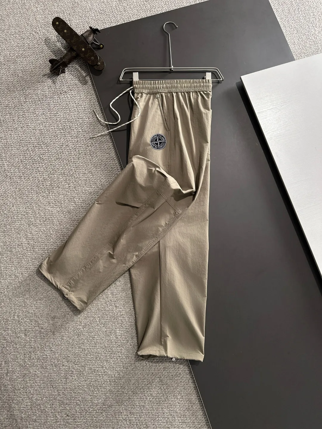 🅿️390 next day shipping Stone Island 2025 spring and summer new elastic band casual pants, thin counter custom fabrics, high breathability and comfort, impeccable details, brand element design concept, reflecting high quality. It feels delicate and soft! It presents a casual cut and the upper body shape is great! Size: M-4XL